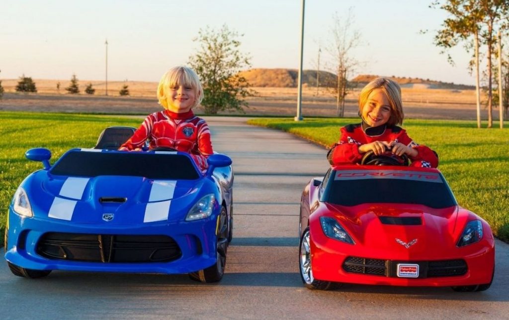 los-mejores-coches-eléctricos-para-niños-deportivos-rojoyazul
